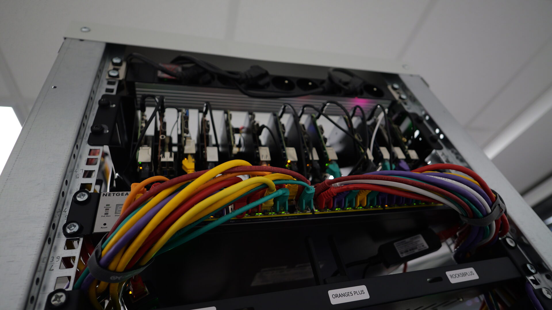 Single-board computers powered and networked in the Armbian Datacenter rack